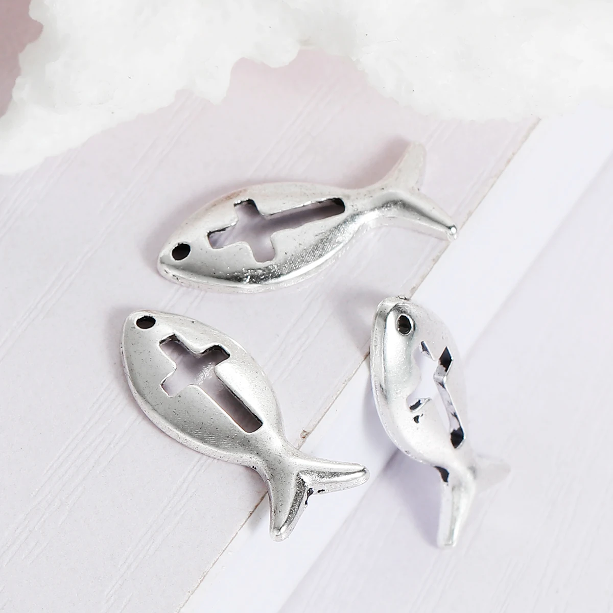 DoreenBeads 50 серебряных цветов подвески в виде крестов и рыбы 20х9 мм (B12172) yiwu|pendants