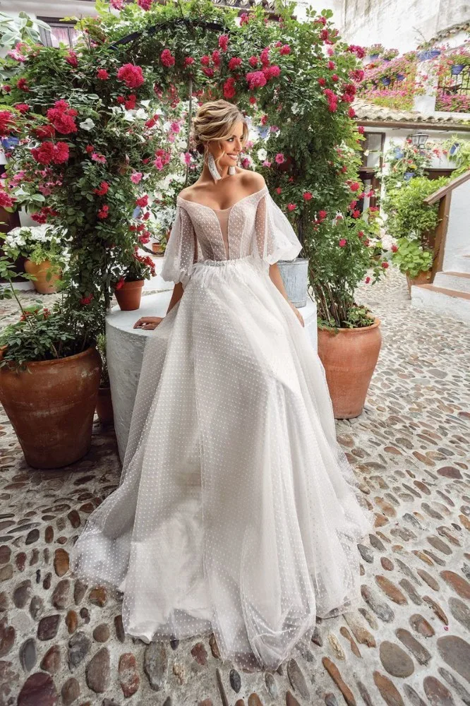 

Vivian's Bridal 2019 Romantic A-lin Wedding Dress Lovely Illusion Lantern Sleeve Spot Appliques Strapless Tulle Boho Bridal Gown