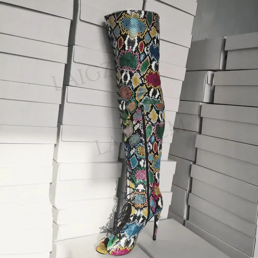 LAIGZEM/Модные женские облегающие высокие сапоги; расклешённые весенне-летние сапоги на шпильке со шнуровкой и открытым носком; Botines Mujer; большие размеры 47