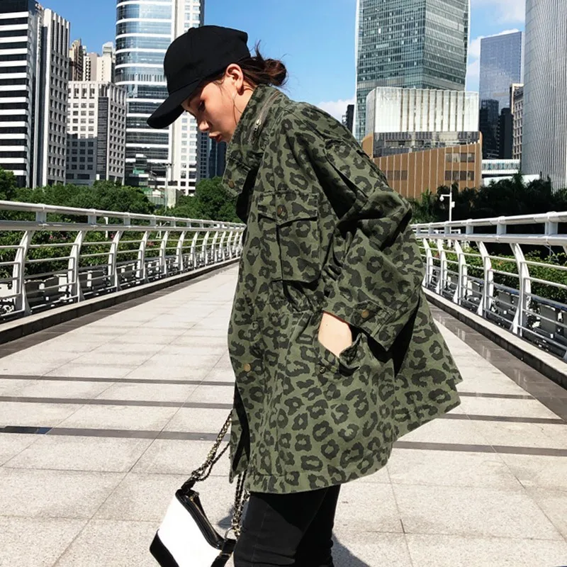 Женская куртка с леопардовым принтом TWOTWINSTYLE весенняя воротником стойкой длинным