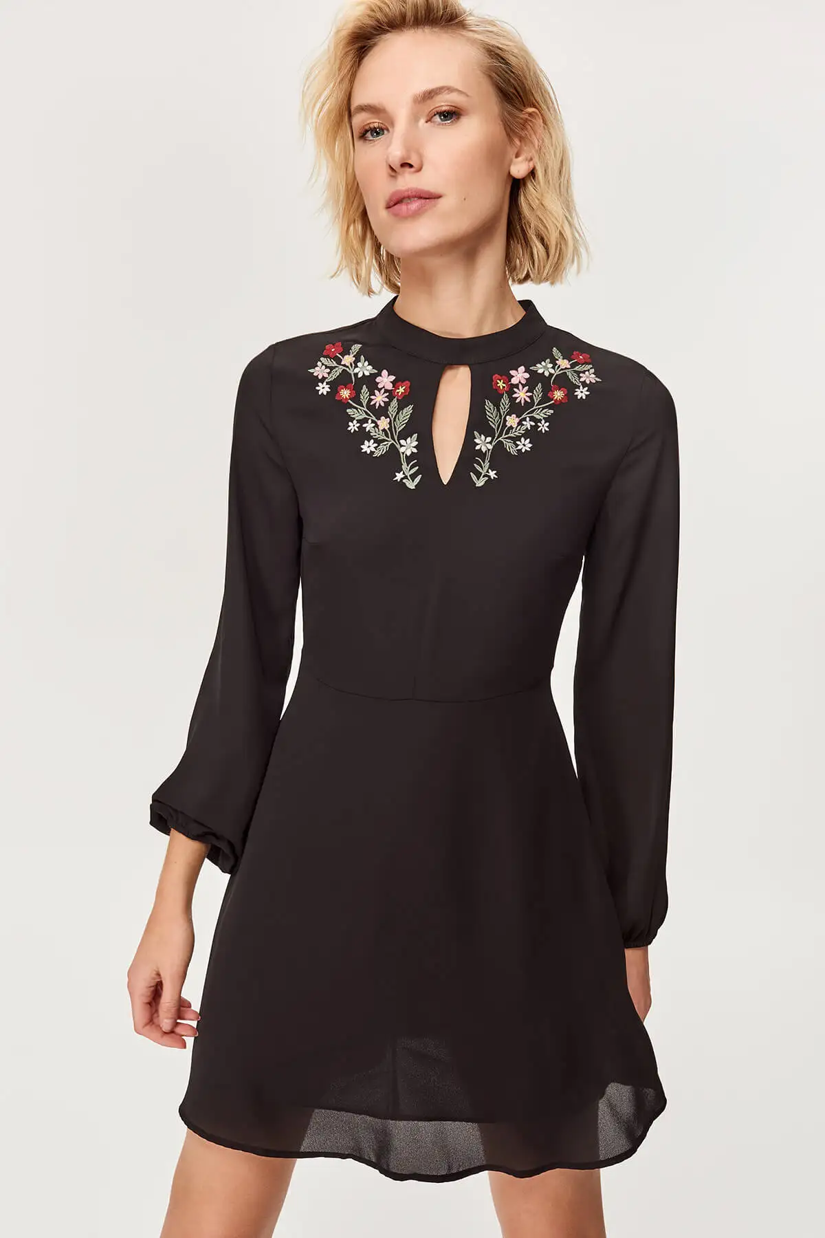 Sleeveless ruched plunge midi dress prettylittlething cmr2134. Trendyol платье голубое. Trendyol pakrewal. Бершка боди с открытой спиной. Трендёл.