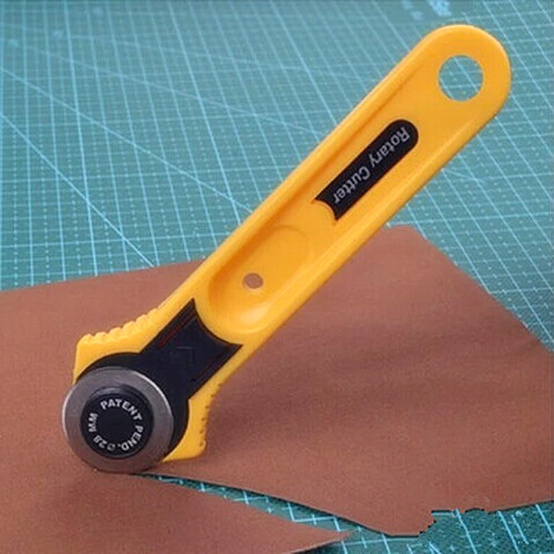 

DIY Arts Crafts Patchwork Roller Wheel Round Knife Cloth Cutting Knife Leather Fabrics Rotary Leather Fabrics Sewing Accessories