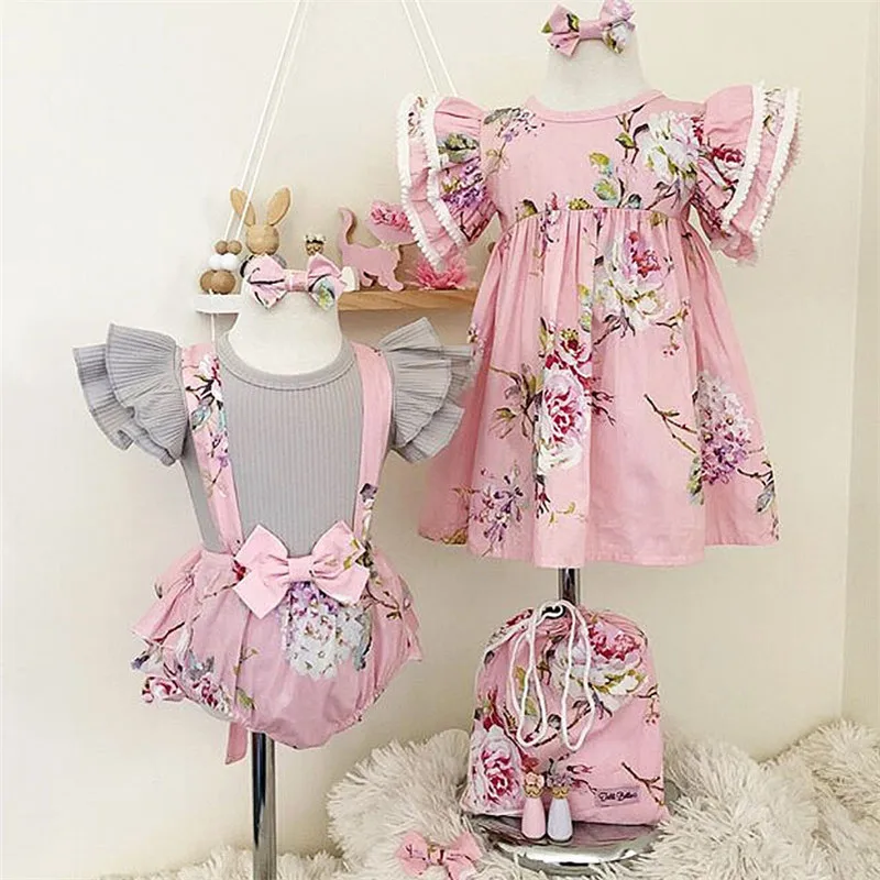 Одинаковые наряды принцессы с цветочным рисунком для маленьких девочек летняя одежда кружевное платье с оборками и рукавами-крылышками топы, нагрудники, шорты От 0 до 4 лет из 2 предметов