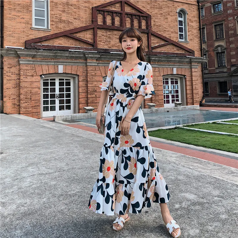 

2019 Summer Beach Dress Chiffon Floral Printed V Neck Maxi Long Dresses White Black Elegant Flare Sleeve Robe Vintage Vestido