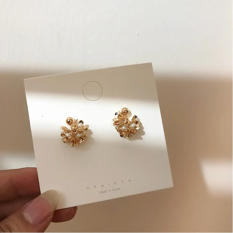 

2019 Korean Fashion Elegant Temperament Geometry Metal Flower Pearl Personality Design Pendant Earring Girl Ladies Party Earring