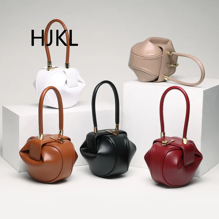 

Leather women's bag 2018 European and American vogue retro lady's hand-held jingling dumpling cloud swallow woman's bag