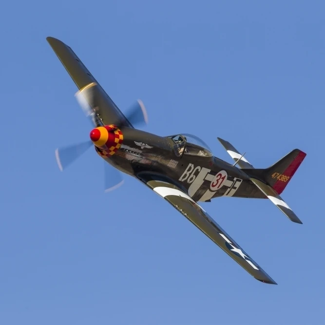 A P-51 Мустанг летает на Stead Field Невада плакат Принт (17x11) | Дом и сад