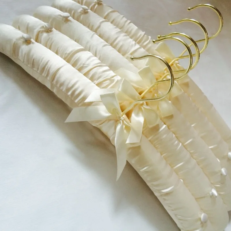 

Anti Slip Satin Padded Clothes Hangers for Women Foam Sweater Thick Padded Coat Hangers Hangers Bridesmaid Wedding Gown Closet