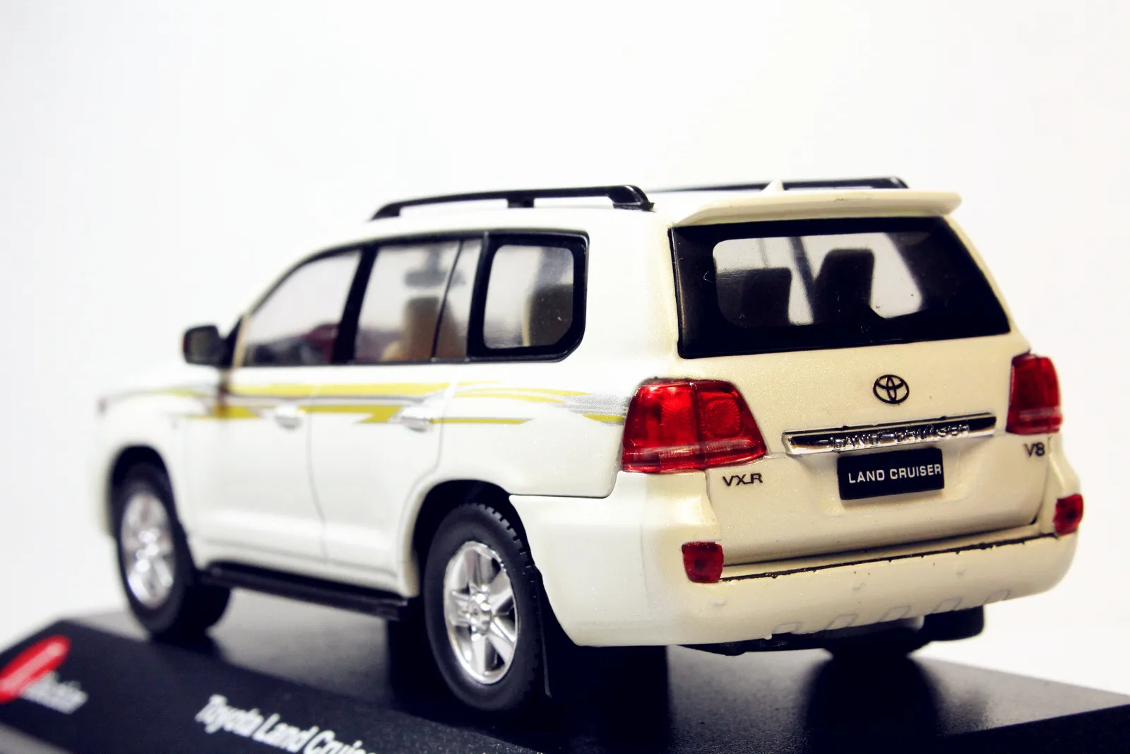 1/43 J-коллекция Toyota Land Cruiser 200 VXR V8 2010 белый