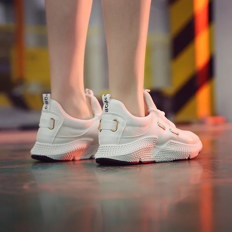 حذاء كاجوال امرأة 2019 الربيع شيا Xinkuan التهوية صغيرة حذاء أبيض امرأة مهرج Run Sneakers امرأة زيادة أحذية تزلج