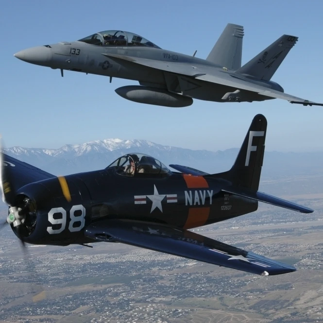 F/A-18 Hornet и F8F Bearcat Летающий над Чино плакат Калифорния печати (34x22) | Дом сад
