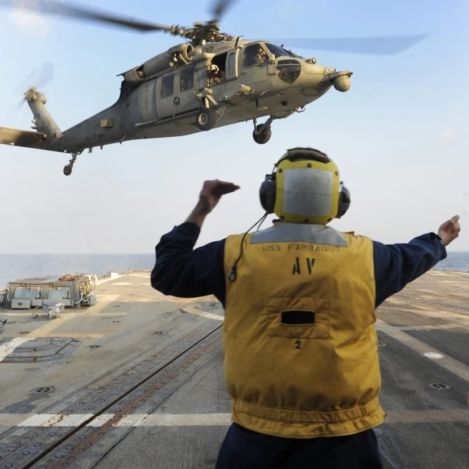 Boatswain _ s mate направляет на MH 60S морской ястреб борту USS Farragut плакат Принт