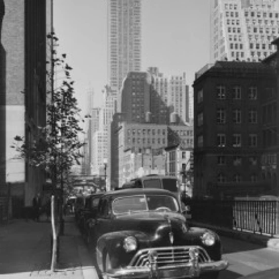 США Нью Йорк штат верхний Midtown Manhattan street с припаркованными автомобилями Chrysler Building