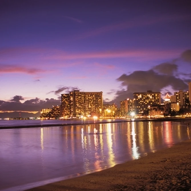 Hawaii Oahu Waikiki Beach Reflection Of City Lights On The Ocean At Twilight. Poster Print (17 x 11) | Дом и сад