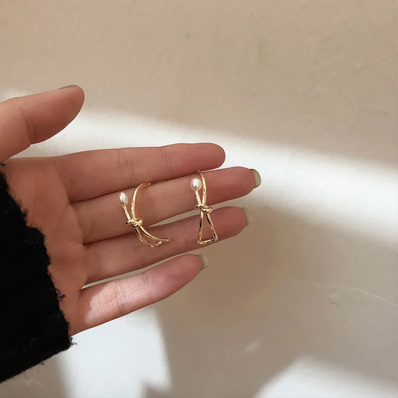

2019 Korean Retro Baroque Temperament Wild C-type Knotted Metal Geometric Irregular Pearl Earrings Party Nightclub Earrings
