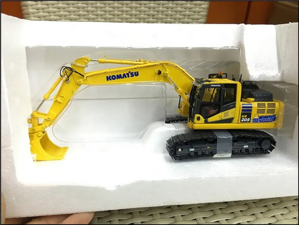 Универсальный хобби 1/50 весы Komatsu HB205 LC-3 Гибридный литой экскаватор модели UH8136 |