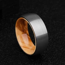 Anillo de bodas Saya de carburo de tungsteno de 8mm con cúpula cepillada y madera de olivo de Tamaño 7-10