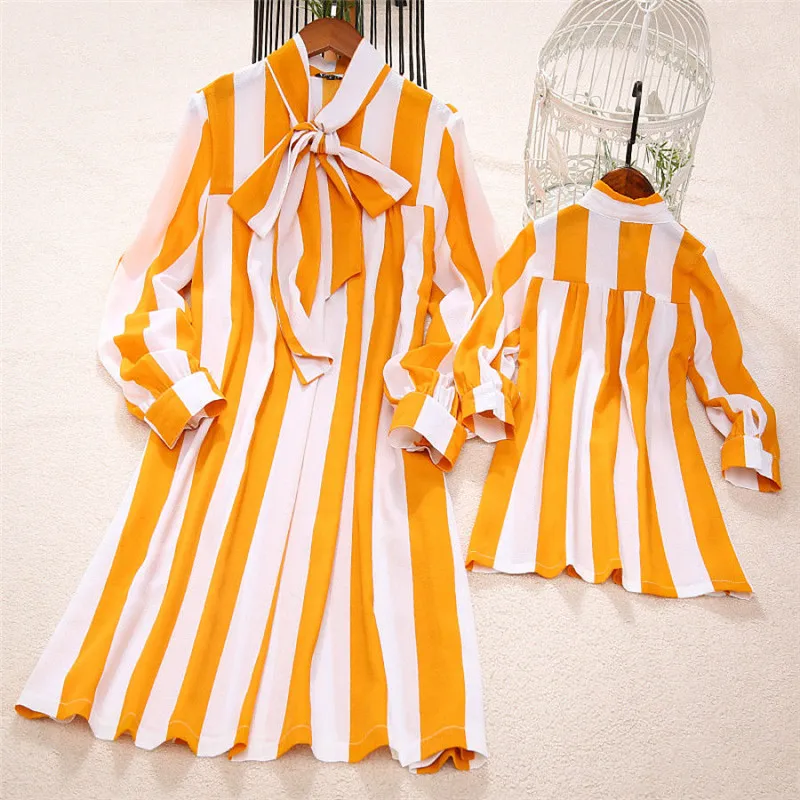 Модное Полосатое шифоновое платье для мамы и дочки одинаковые прямые платья для всей семьи платья с длинными рукавами и большим бантом для девочек