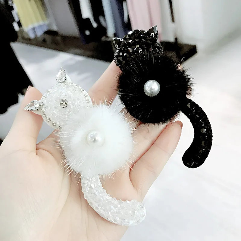 

Fashion New Brooch Lapel Pin Mink Fur Kitten Corsage Crystal Korean Animal Black White Cat Pins Button Pearl Collar Accessories