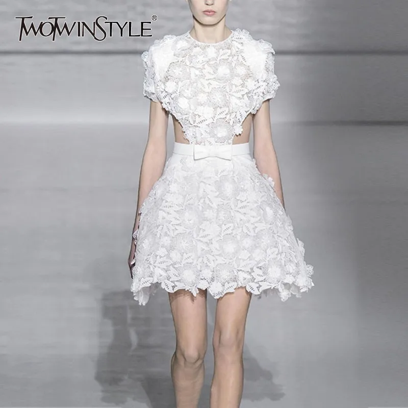Кружевное мини-платье TWOTWINSTYLE с высокой талией и коротким рукавом летнее 2020 |
