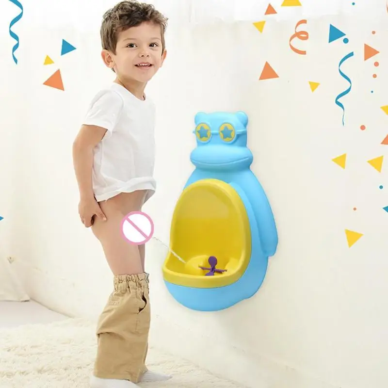 ребенок сидит на горшке. мальчик писает в горшок. девочка на горшке. мальчик писает в горшок. мальчик писает в горшок.