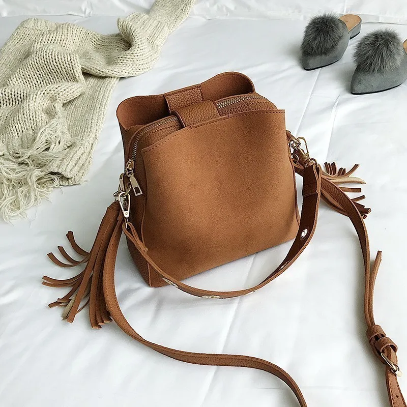 فرك أكياس Crossbody للنساء حقيبة يد فاخرة مصمم العلامة التجارية الشهيرة خمر الأنثوية الكتف دلو حقيبة شرابة السيدات كيس الرئيسي