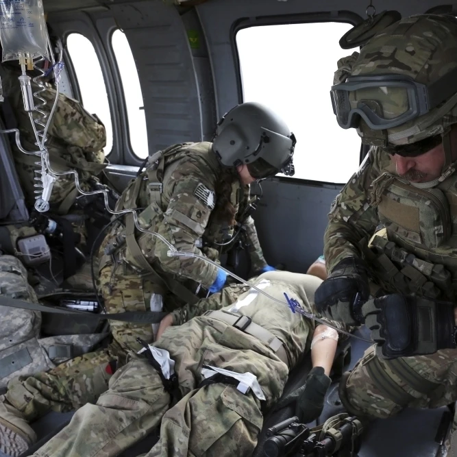 США. Военная летная медикс помощь имитация casulaty в UH 60 Black Hawk плакат Принт