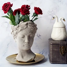 Голова греческой богини скульптура цветочный горшок ваза стол балкон красочные человеческое лицо декоративные сушеные цветы компоновка ваза