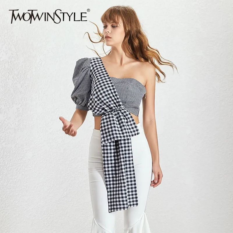 Женская блузка на одно плечо TWOTWINSTYLE асимметричная в клетку с пышными рукавами и
