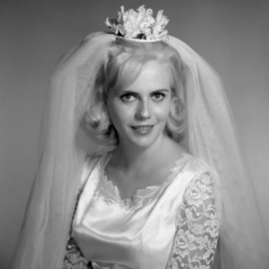 Woman in wedding dress Poster Print (18 x 24) | Дом и сад