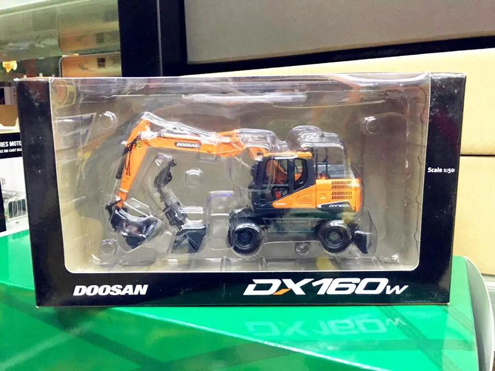 Doosan DXI60W Black Limited Edition Excavator 1:50 Model 8138 UNIVERSAL HOBBIES 