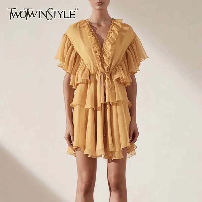Женское платье с оборками TWOTWINSTYLE весеннее однотонное мини v образным вырезом
