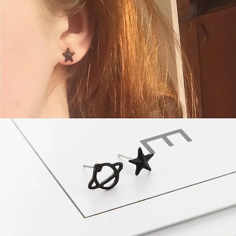 

Vintage Space Hollow Saturn Stud Earring for Women Men Black Color Star Small Earrings Korean Fashion Wholesale Jewelry Oorbelle