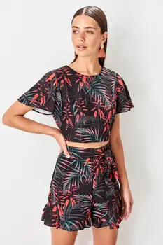 

Trendyol Multicolour Pattern Crop Top Blouse TWOSS19EH0180