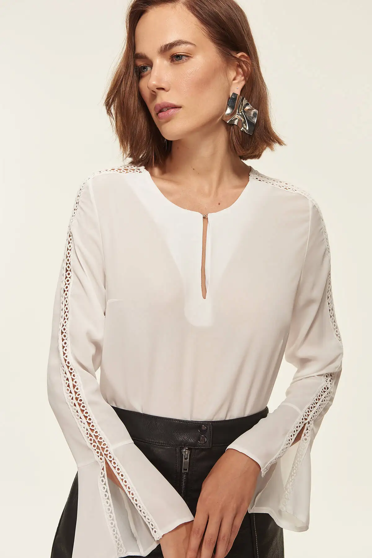 Белая блузка с открытыми плечами Trendyol TOFSS18BB0179| |