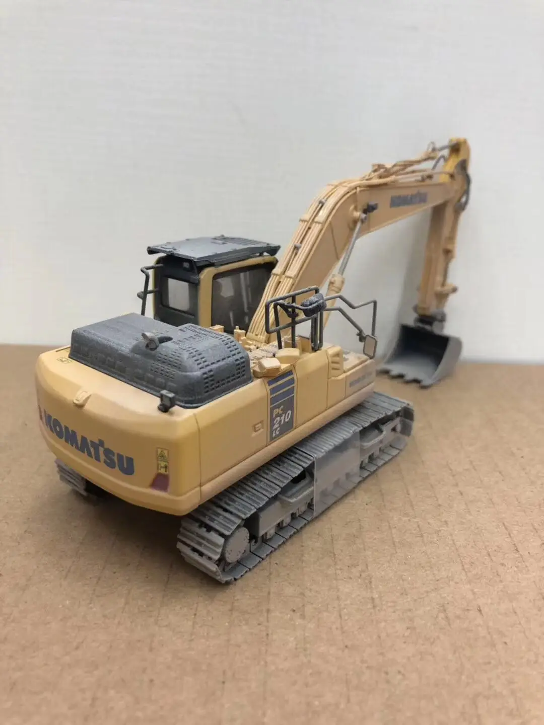 Универсальный хобби 1/50 Komatsu грязный PC210LC-11 литой экскаватор модель UH8144