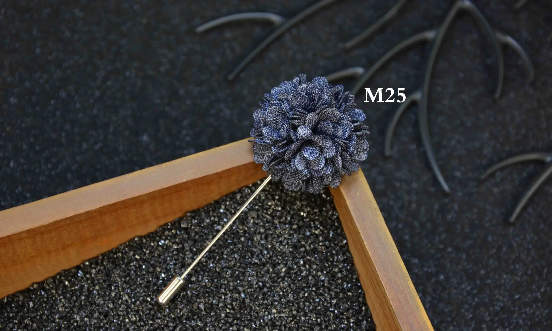 

2019 new classic men's brooch green color mixed color multi-petal combination long needle insert suit cloth brooch