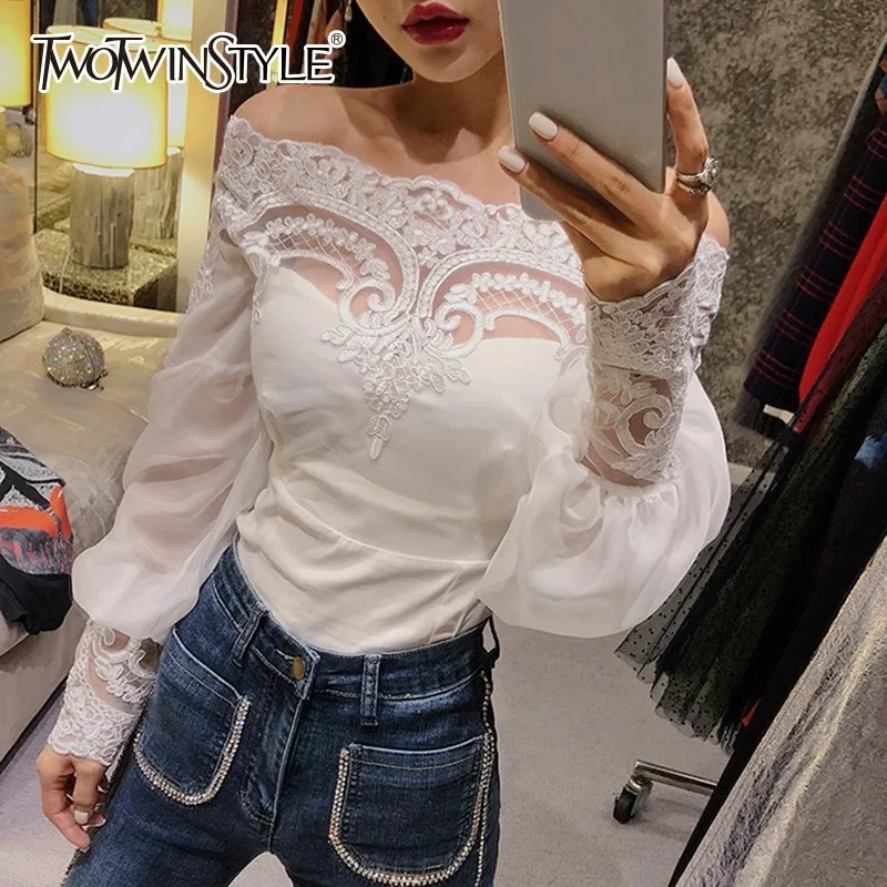 TWOTWINSTYLE пикантные открытые топы с вышивкой Женские открытыми плечами Slash шеи