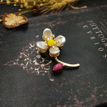 

Vanssey Fashion Jewelry Flower Bud Clover Natural Baroque Pearl Handmade Glass Brooch Pin Accessories for Women 2018 New
