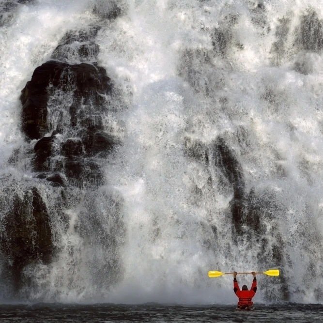 Каякер просмотров Nugget Creek Falls Mendenhall Lake Se Ak Tongass Nf летний плакат печать (17x11)|Таблички