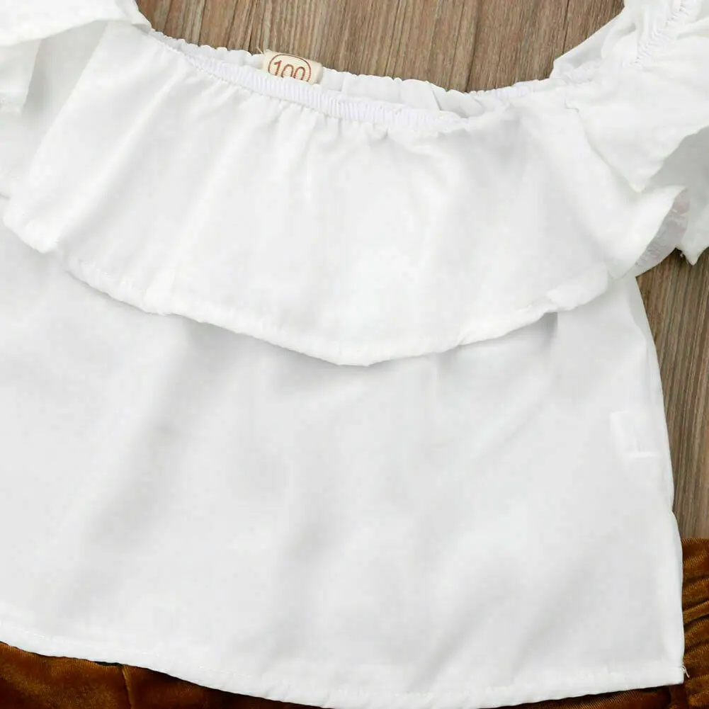 От 1 до 5 лет модная летняя одежда для маленьких девочек комплекты из 2 предметов короткий рукав со складками, с открытыми плечами, белого цветов, с Т-рубашки+ бархатные брюки-клеш