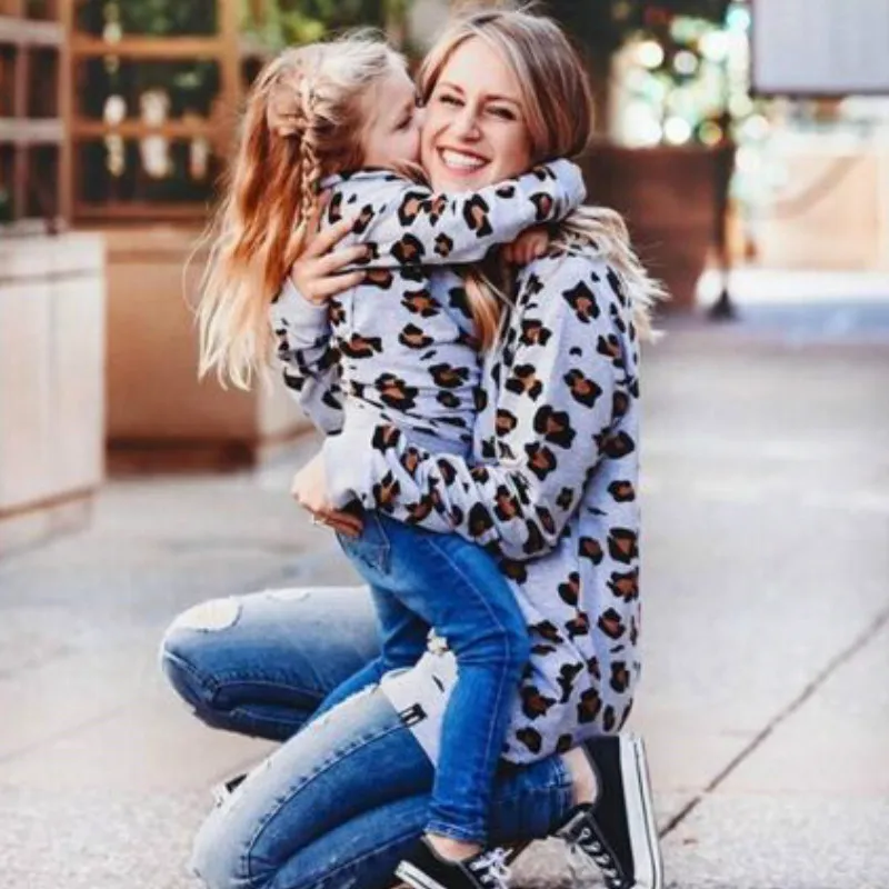 Mère fille fils chemise léopard à manches longues famille correspondant tenues