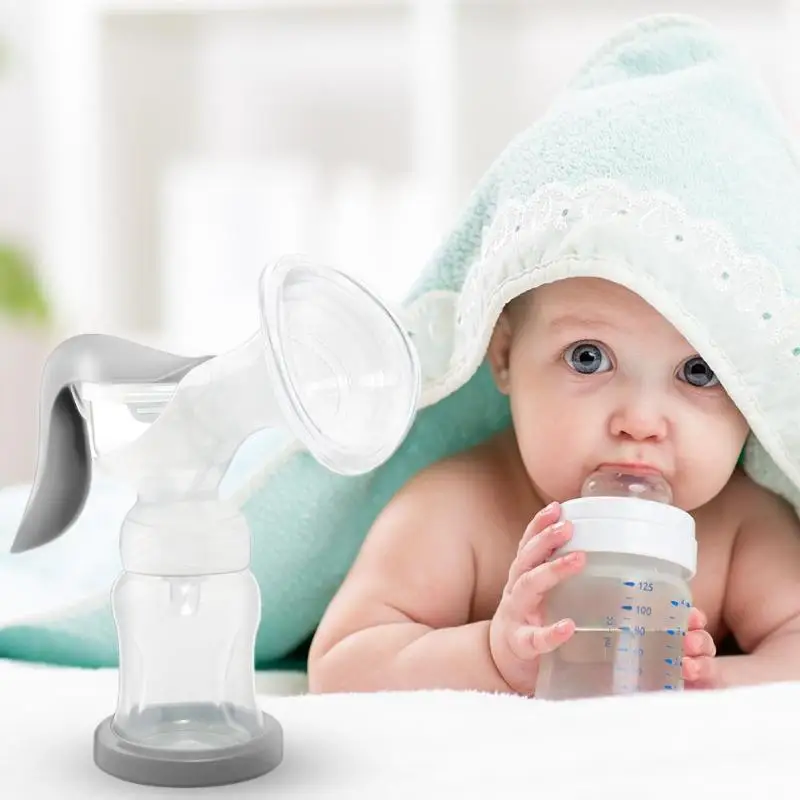 Бутылочки плачь. Малыш бу. Ребенок с бутылочкой. Малыш пьет воду. Малыш пьёт водичку.