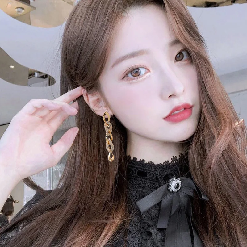 

2019 new brand design twist chain earrings minimalist generous creative earrings gift for women.