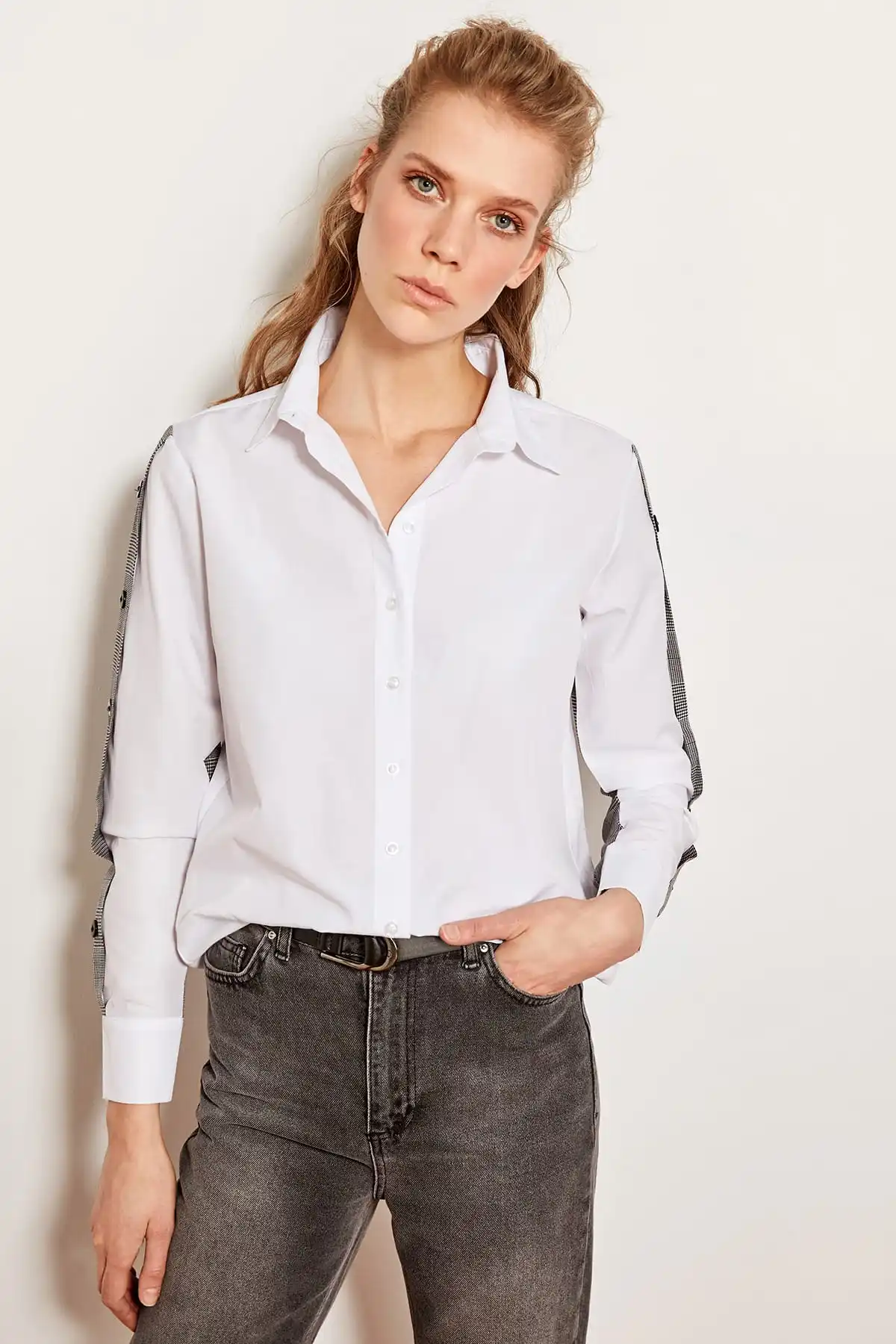 

Trendyol White Handle plaid shirt TWOSS19OA0041