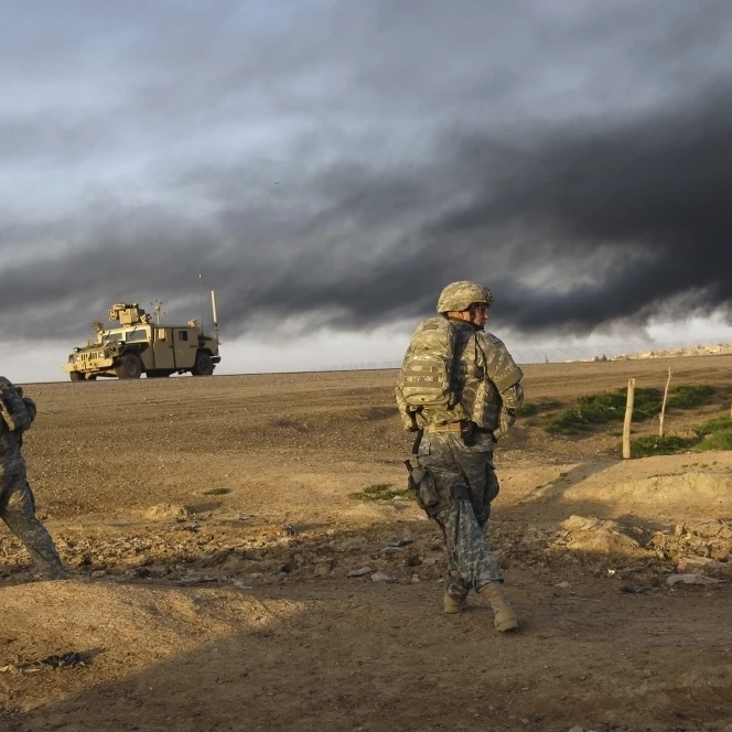 U.S. Army Sergeants walk to the rally point link up with Iraqi army soldiers Poster Print (34 x 22) | Дом и сад