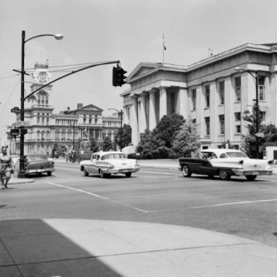 США Кентукки Луисвилл Jefferson County Courthouse с ратушей города в фоновой печати плаката