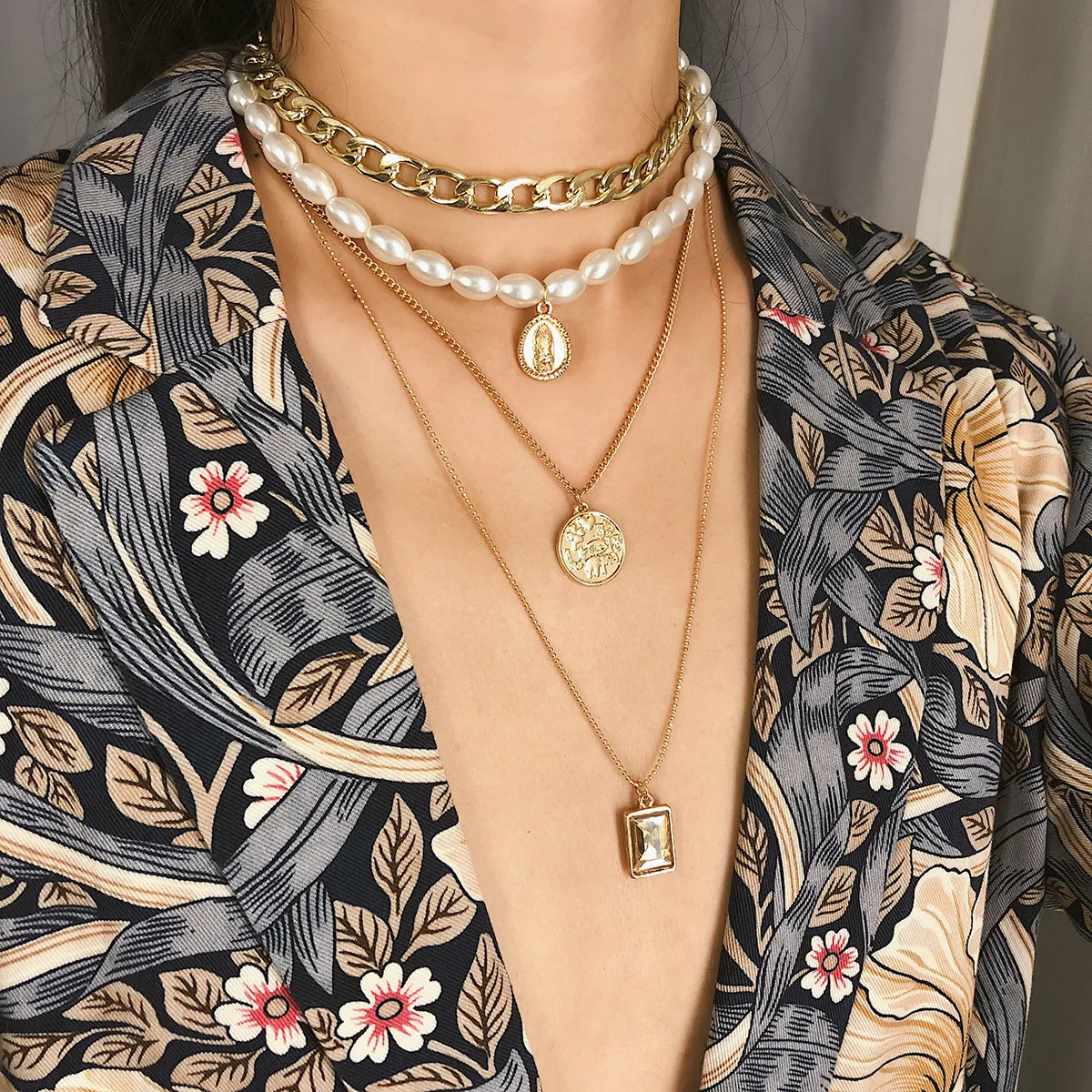 

HONGYE Ornaments Restore Ancient Women Chain Necklace Personality Multi-storey Simulated Pearl Pendant Necklace Choker