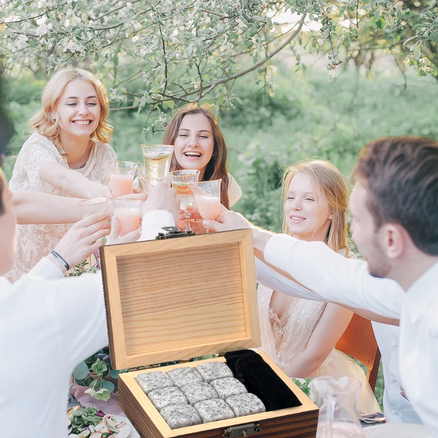 Set Regalo 9 Pietre Da Whisky In Granito Naturale Scuro – Con Sacchetto In Velluto E Vassoio Per Cubetti Di Ghiaccio A Forma Di Teschio – Regalo Perfetto Per Amanti Del Whisky