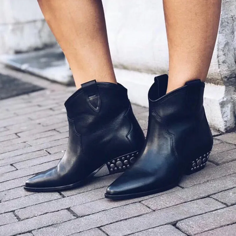 

2019 New Trends Black Soft Leather Studded Thick Med Heeled Women Boots Pointed Toe Dawyna Boots Ankle Woman Soes